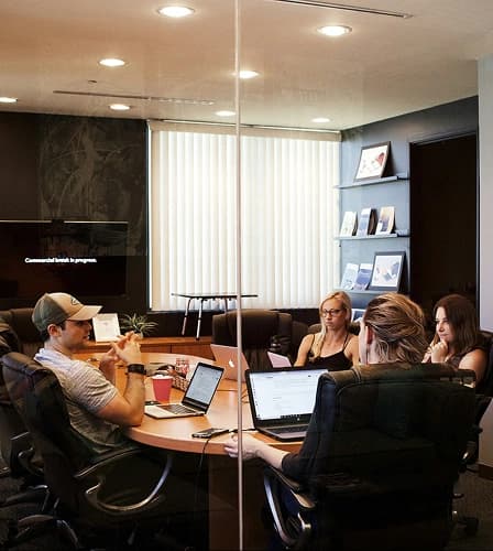 Tim Ravexa yang sedang bekerja sama di kantor Tim Ravexa yang sedang bekerja sama di kantor